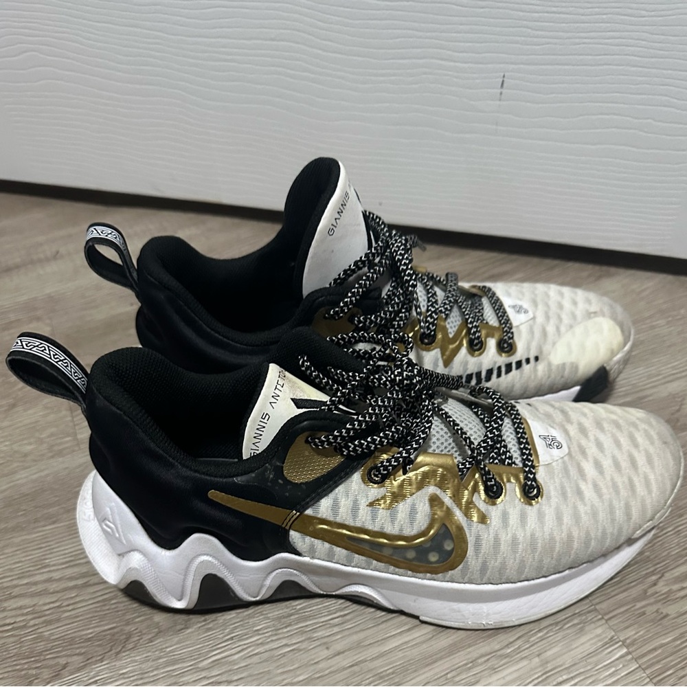 Nike Giannis Immortality 4 men’s 9.5 in Black and Gold